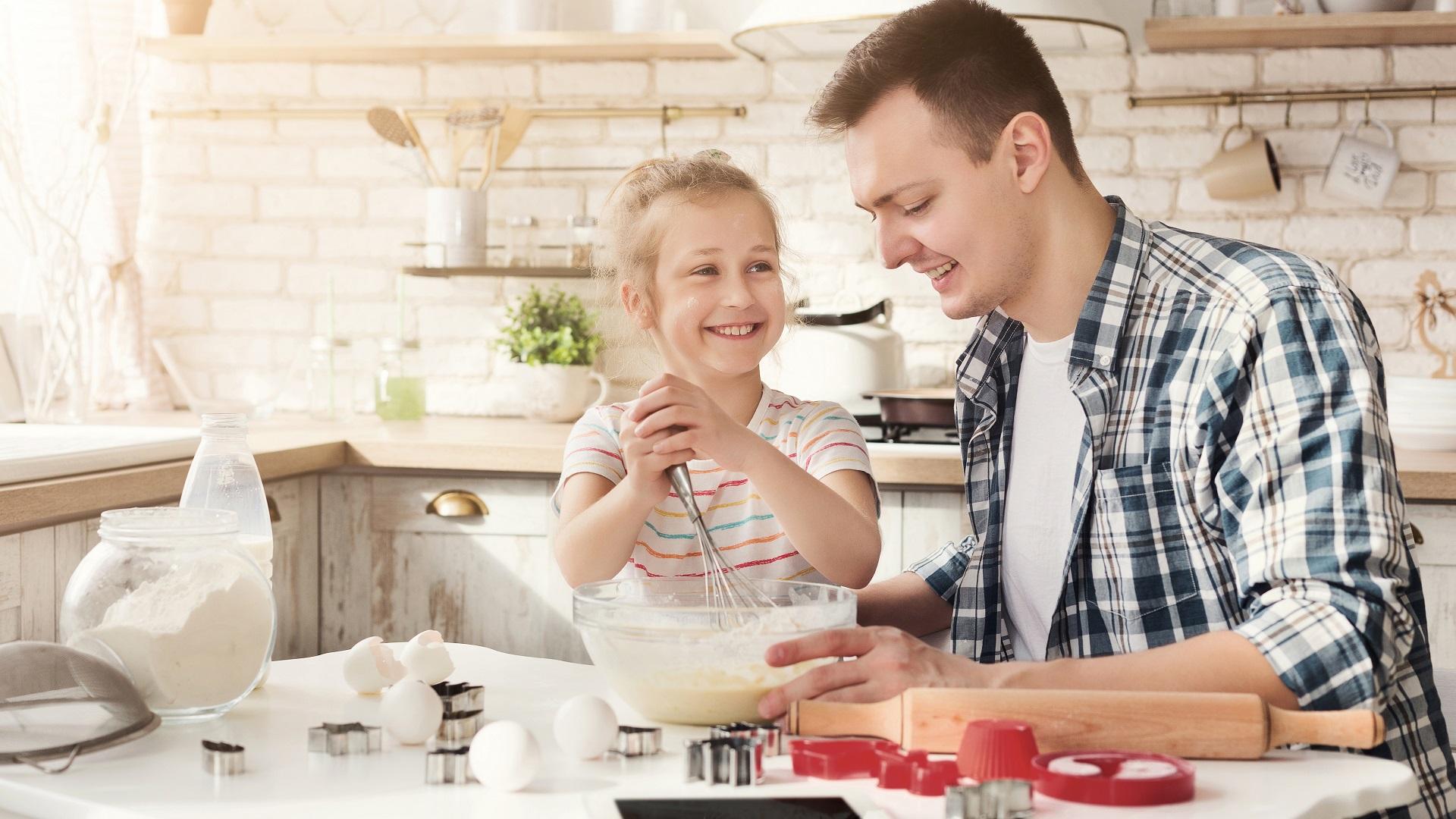 Monissa perheissä äitienpäivän valmistelut taitavat onnistua lasten avustuksella. (Kuva: Shutterstock)