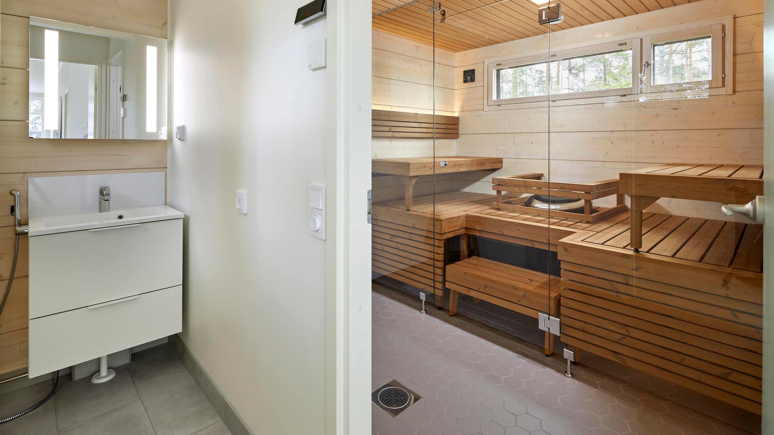Wc-tila, kylpyhuone ja sauna toistavat hirsikodin hillityn kaunista värimaailmaa.