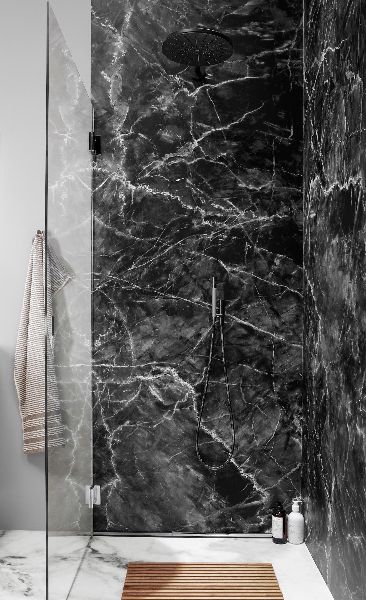 Lähes huomaamaton IDO Showerama Art -suihkuseinä on täydellinen pari näyttävän kivipinnan kanssa.