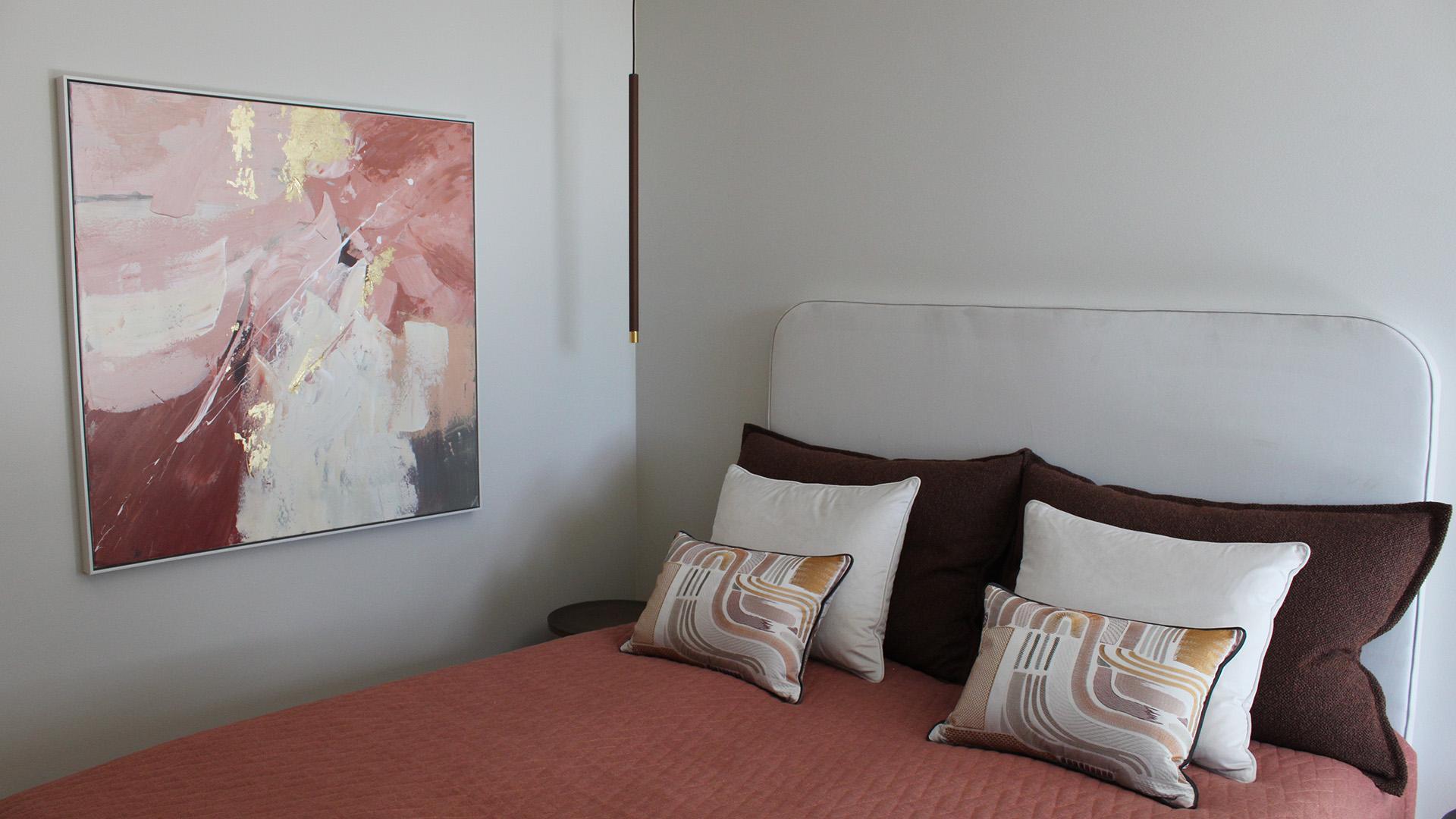 Naantalin asuntomessujen kohteessa 21 Lounatuulen Tiiran makuuhuoneen värit oli otettu seinällä olevasta taulusta. Taulun värit toistuvat vuodevaatteissa sekä sängyn molemminpuolin roikkuvissa valaisimissa.
