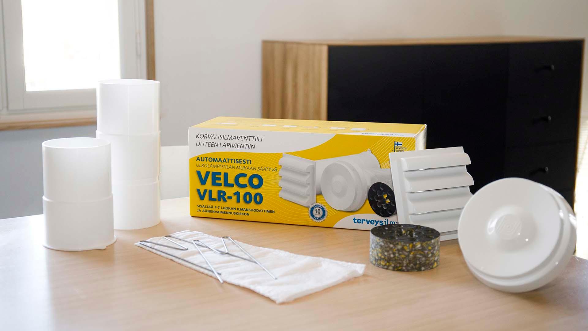 Velco VLR-100 korvausilmaventtiili on helppo ja nopea asentaa seinälle 105 mm rasiaterää käyttäen. Velco VLR-100 -tuotekokonaisuus sisältää termostaatilla varustetun Velco-korvausilmaventtiilin, tehokkaan suodattimen, ulkoritilän, äänenvaimennuskiekon sekä jatko- ja seinäputket.