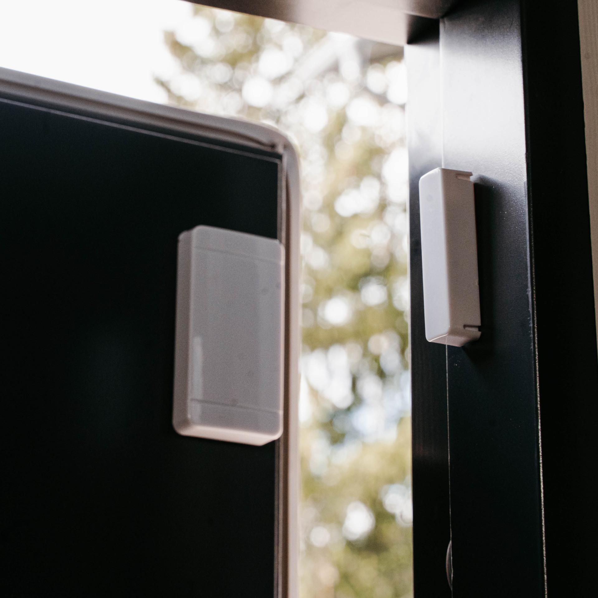 Etäohjattava pistorasia voi toimia vaikka ovivahtina, joka ilmoittaa käyttäjälle oven avauksesta