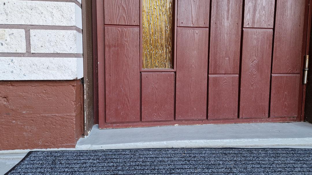kuvassa oven alareuna ja sokkeli josta näkee että talossa on valesokkeliratkaisu