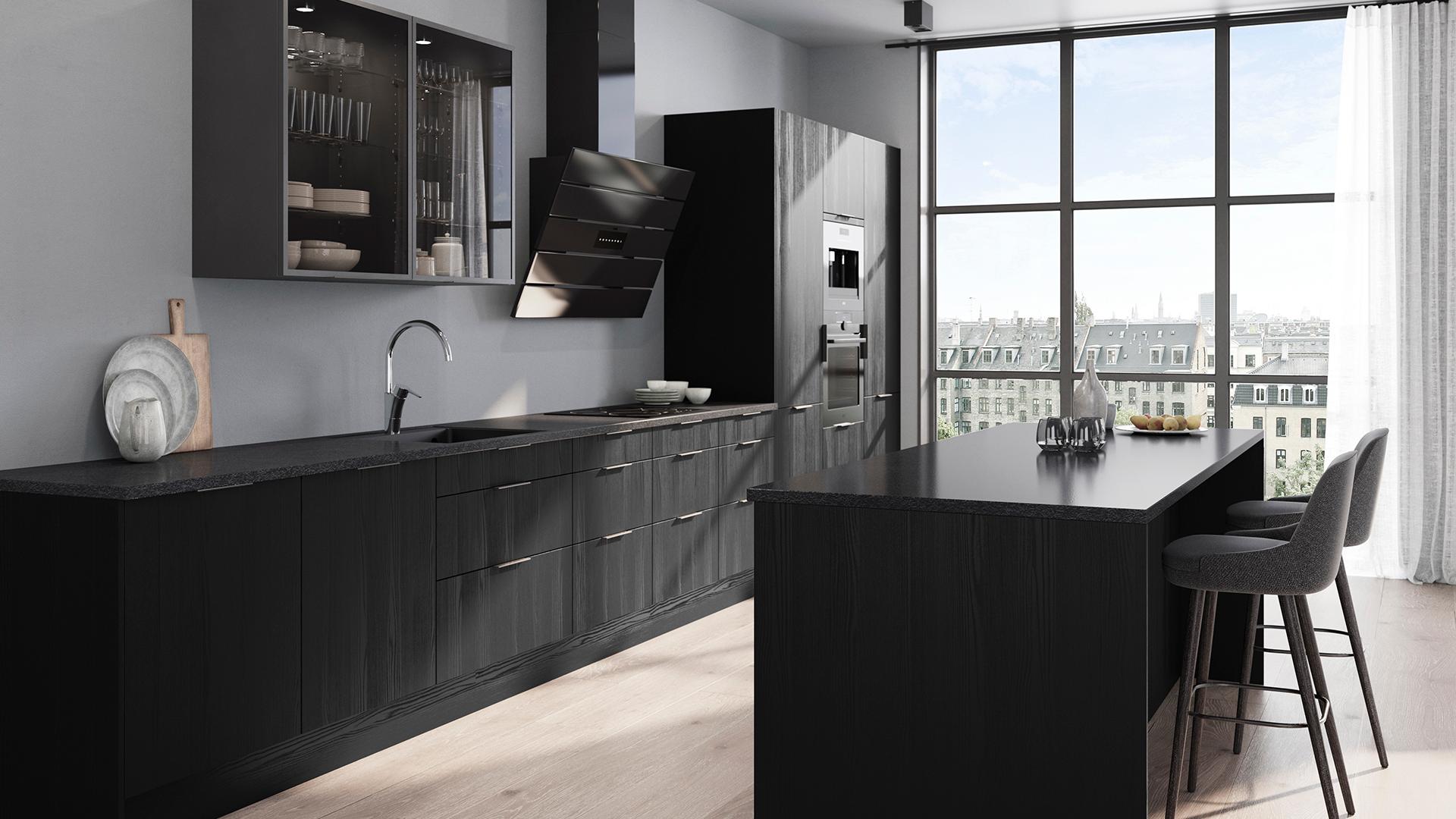 musta keittiökokonaisuus valkoisessa keittiössä. keittiön suuresta ikkunasta näkyy talojen kattoja