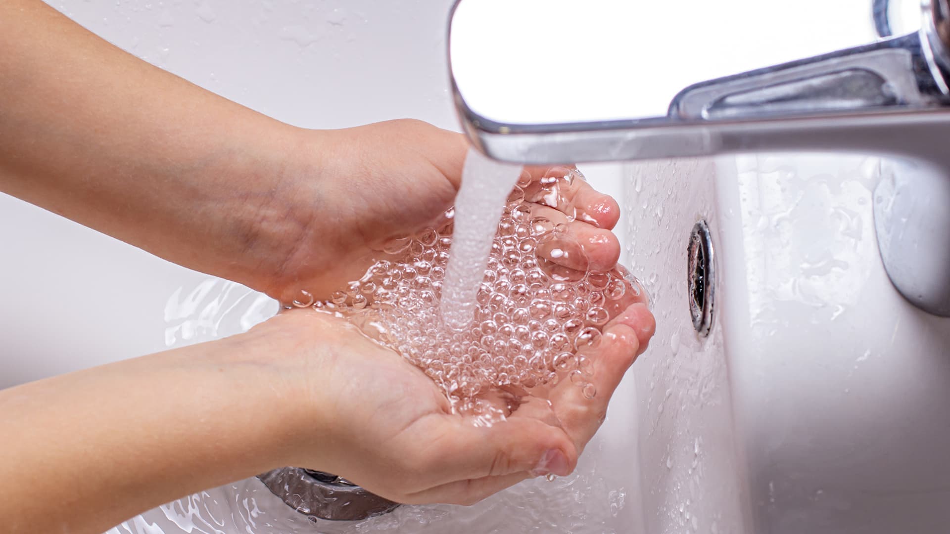 Tuore raportti paljastaa: yli 50 prosentissa asuinrakennuksista esiintyy vesivuotoja kuukausittain