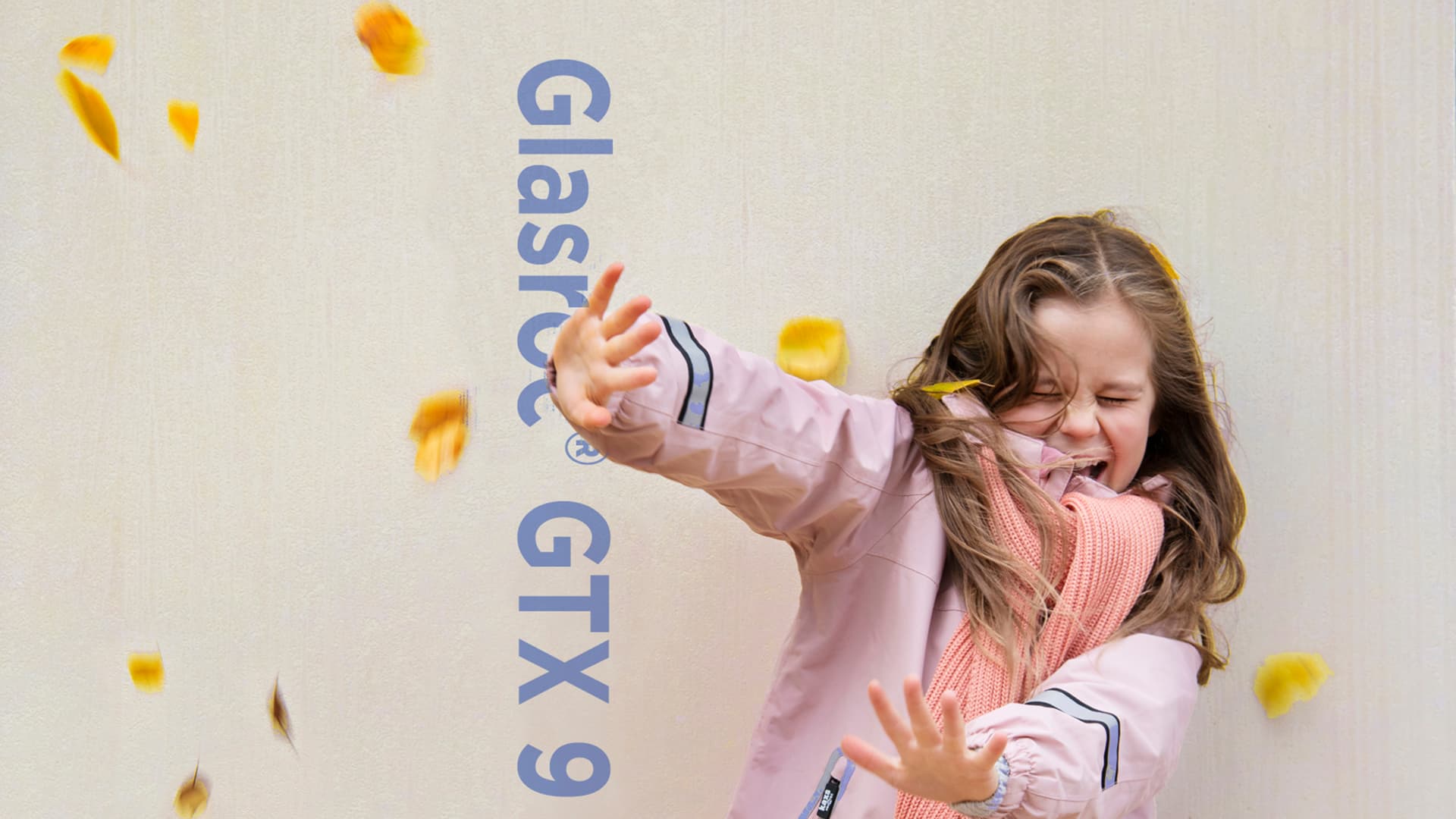 Tyttö tuulessa taustalla Gyprocin tuulensuojalevy