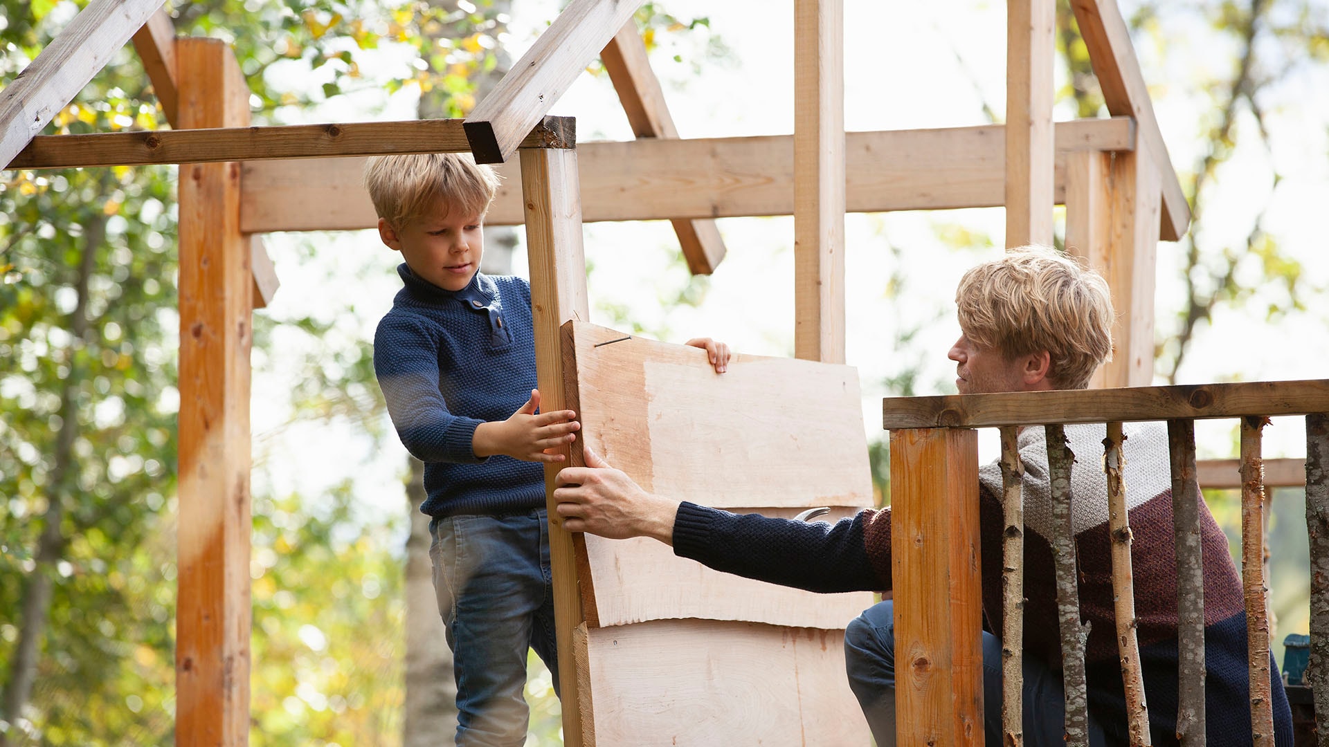 1920 isä ja poika rakentamassa pihalle leikkimökkiä