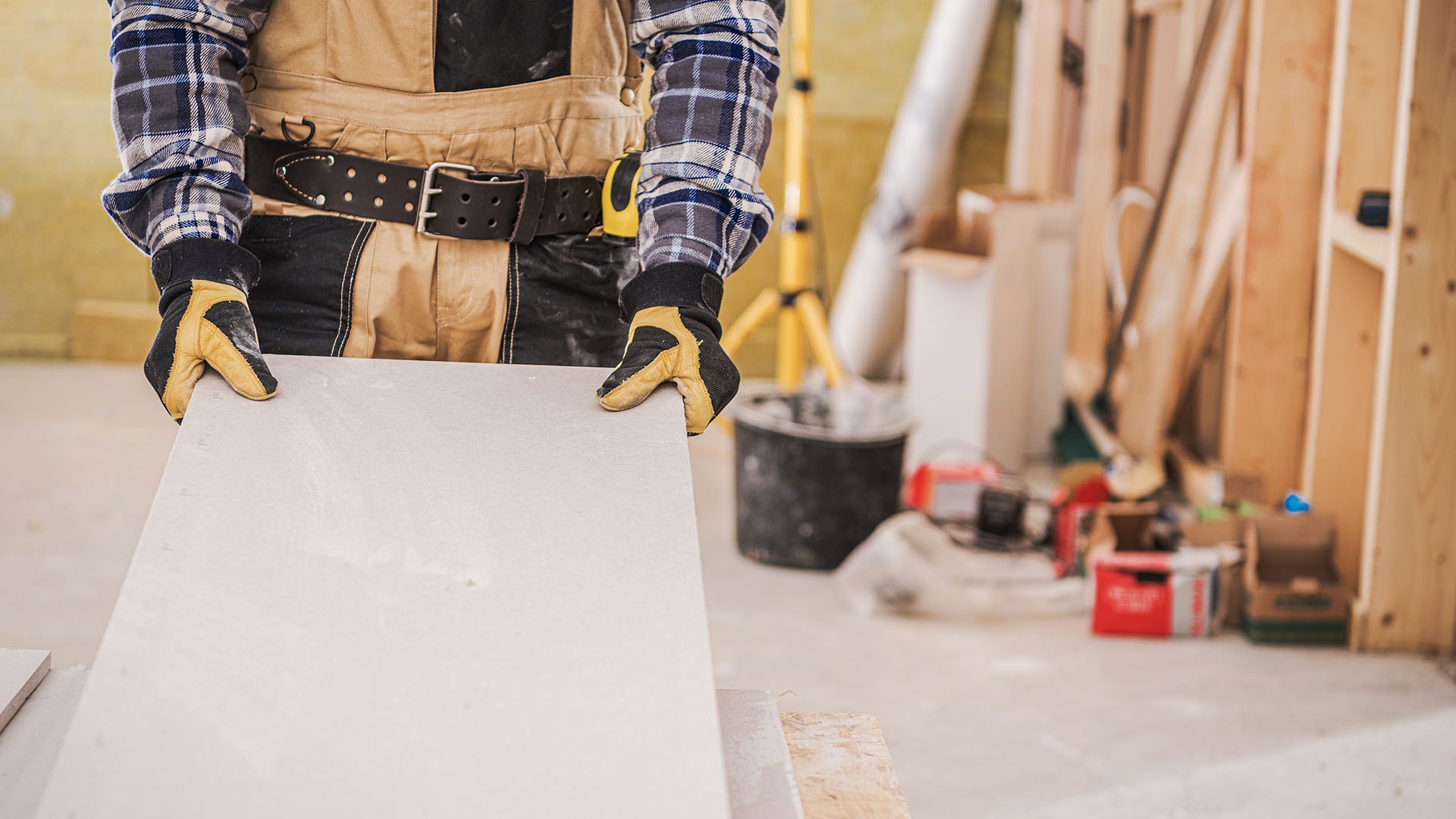 1920 kirvesmies käsittelemässä kipsilevyä ja asentamassa sitä puurunkoon