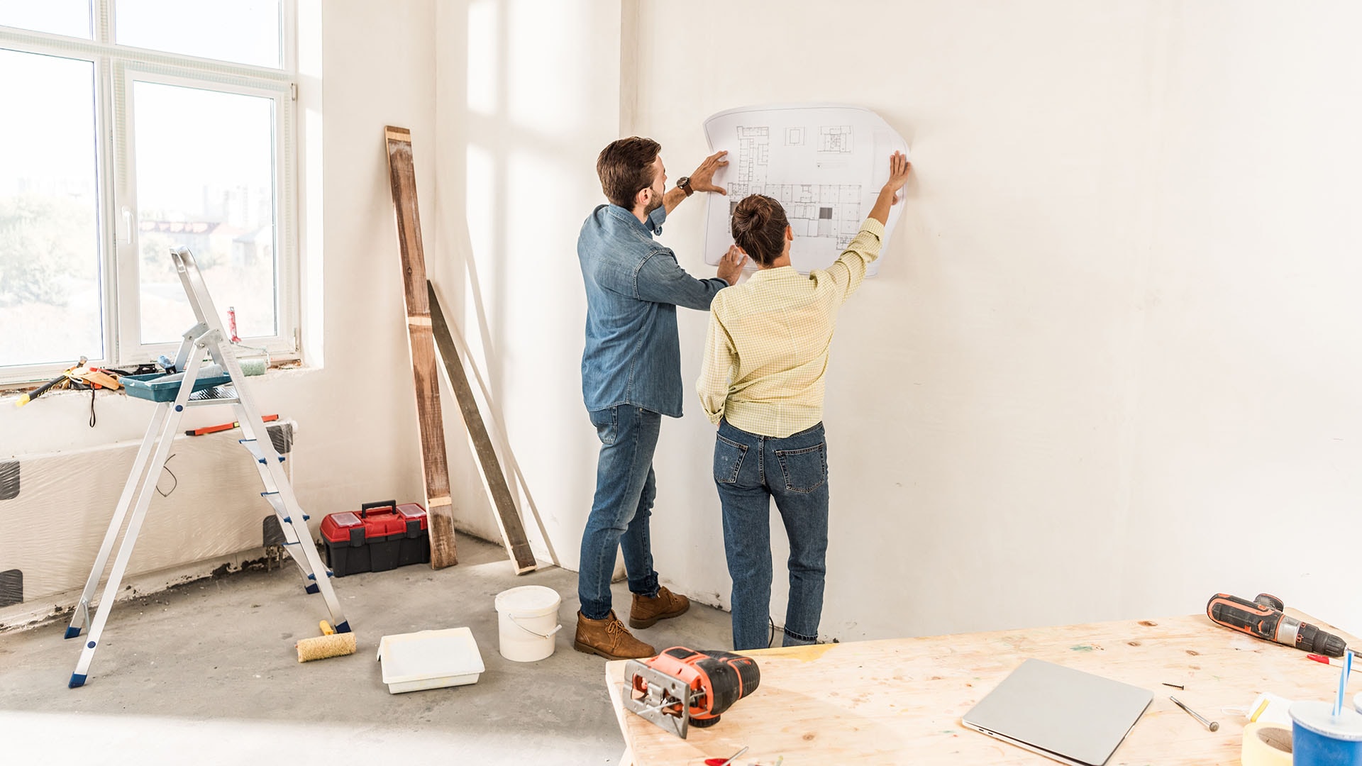 1920 pariskunta remontoi asuntoa ja tutkivat suunnitelmia