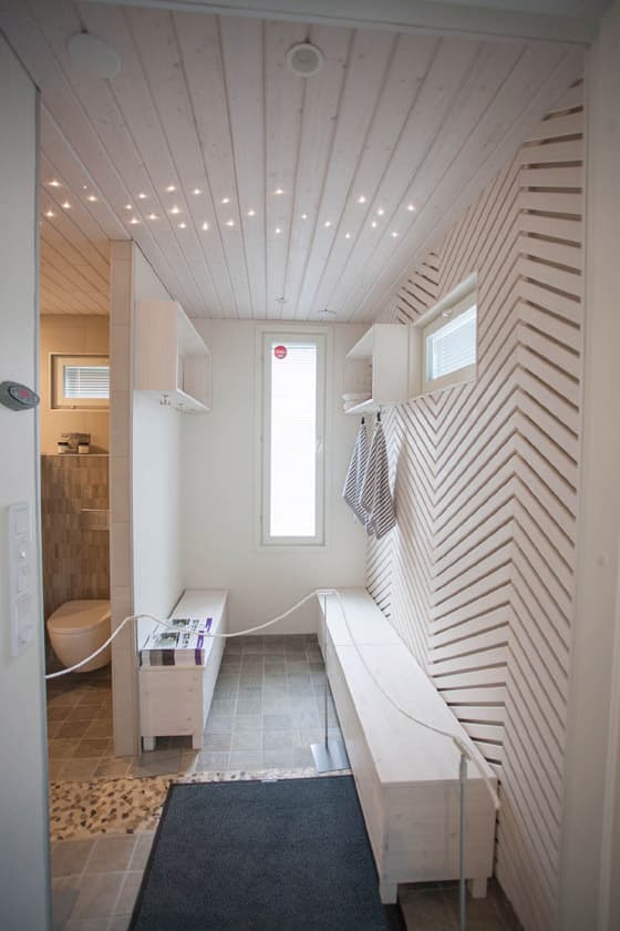 <p data-block-key="ywhjq">Valaistuksen sekä rimoituksen luoman kuvion ansiosta pukuhuone on kiinnostava.</p>