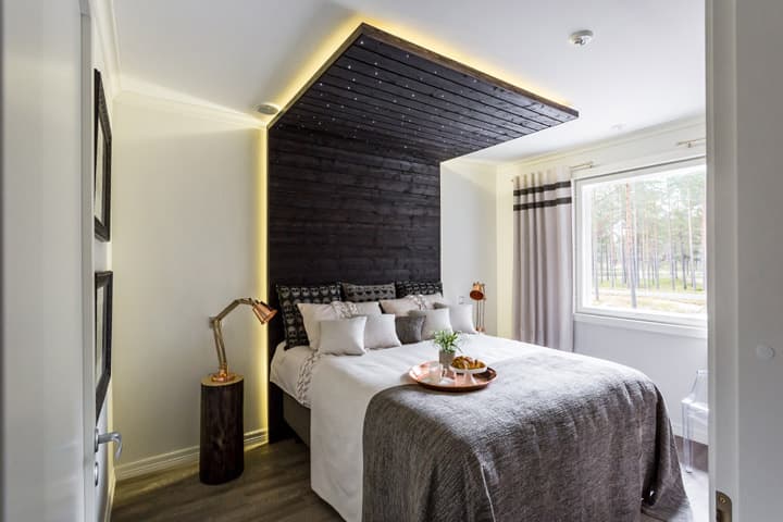 <p data-block-key="9falv">Moderniin baldakiiniin on tuotu myös tähtitaivas.</p>