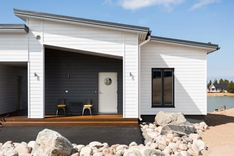 Aurinkolammen rannalle rakentui Koivuojien unelmahuvila