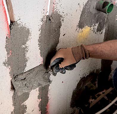 <p data-block-key="rijv4">Isot kolot ja paikkaukset tehdään esim. weber.vetonit 410 Ohut- rappauslaastilla, weber.vetonit 414 Unirenderilla tai weber.vetonit PTM Pikatäyttömassalla. Paikattava kohta kostutetaan ja siihen hierotaan esim. harjalla laastia tartunnaksi, jonka jälkeen paikka täytetään välittömästi kokonaan.</p>