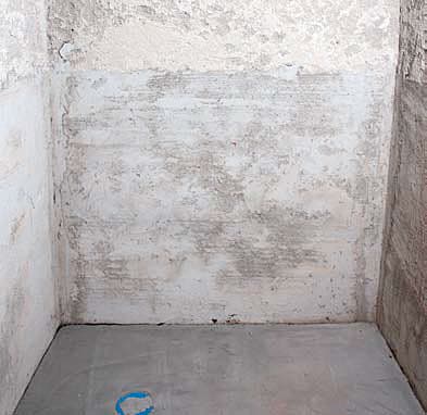 <p data-block-key="jj8ei">Alustan tulee olla puhdas, luja ja kiinteä. Tartuntaa heikentävät aineet kuten suolat, pöly ja ruoste on poistettava. Hiontapöly poistetaan imuroimalla.</p>