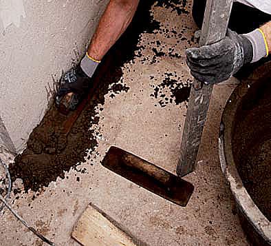 <p data-block-key="8k5fl">Massa levitetään teräslastalla tai linjaarilla. Levitys, tasoitus ja/tai pinnan hierto on tehtävä yhtäjaksoisesti. Lattian reuna-alueiden korko suositellaan mitattavan ennen lattiamassan levitystä. Holkkaus helpottaa levitystyötä.</p>