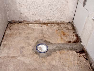 <p data-block-key="m9xbv">Alustan tulee olla puhdas, luja ja kiinteä. Vanhojen päällysteiden poistamisen jälkeen betonipinta jyrsitään tai hiotaan karkeaksi ja alusta imuroidaan.</p>