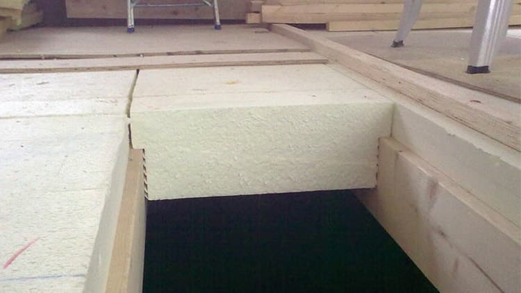 Tuulettuvan alapohjan eristäminen käy nopeasti