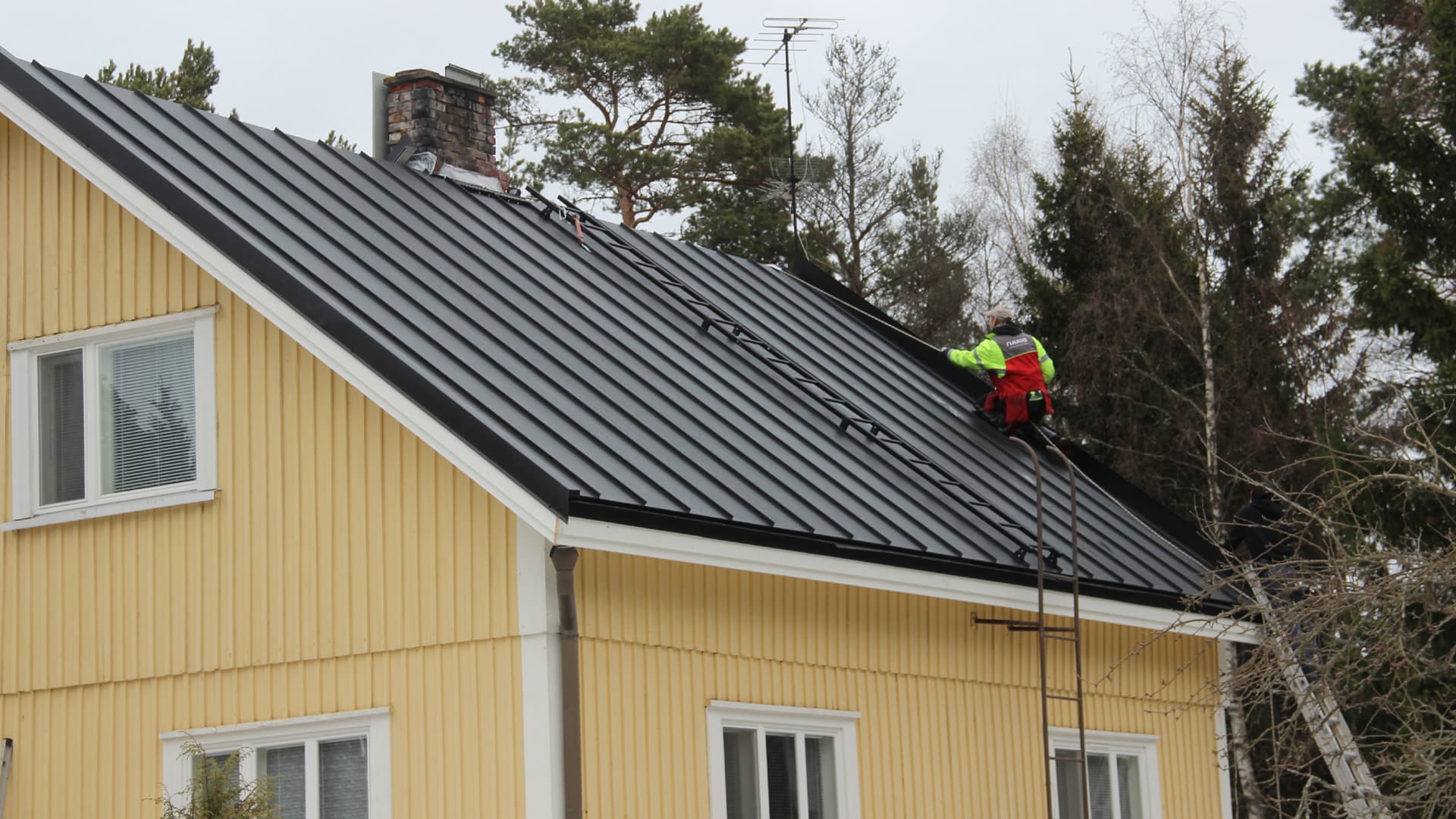 <p data-block-key="vynhr">Vesikatto suojaa taloa. Rintamamiestalon kattoremontin hintaan vaikuttaa uuden katon katemateriaali sekä vanhan katon kunto.</p>
