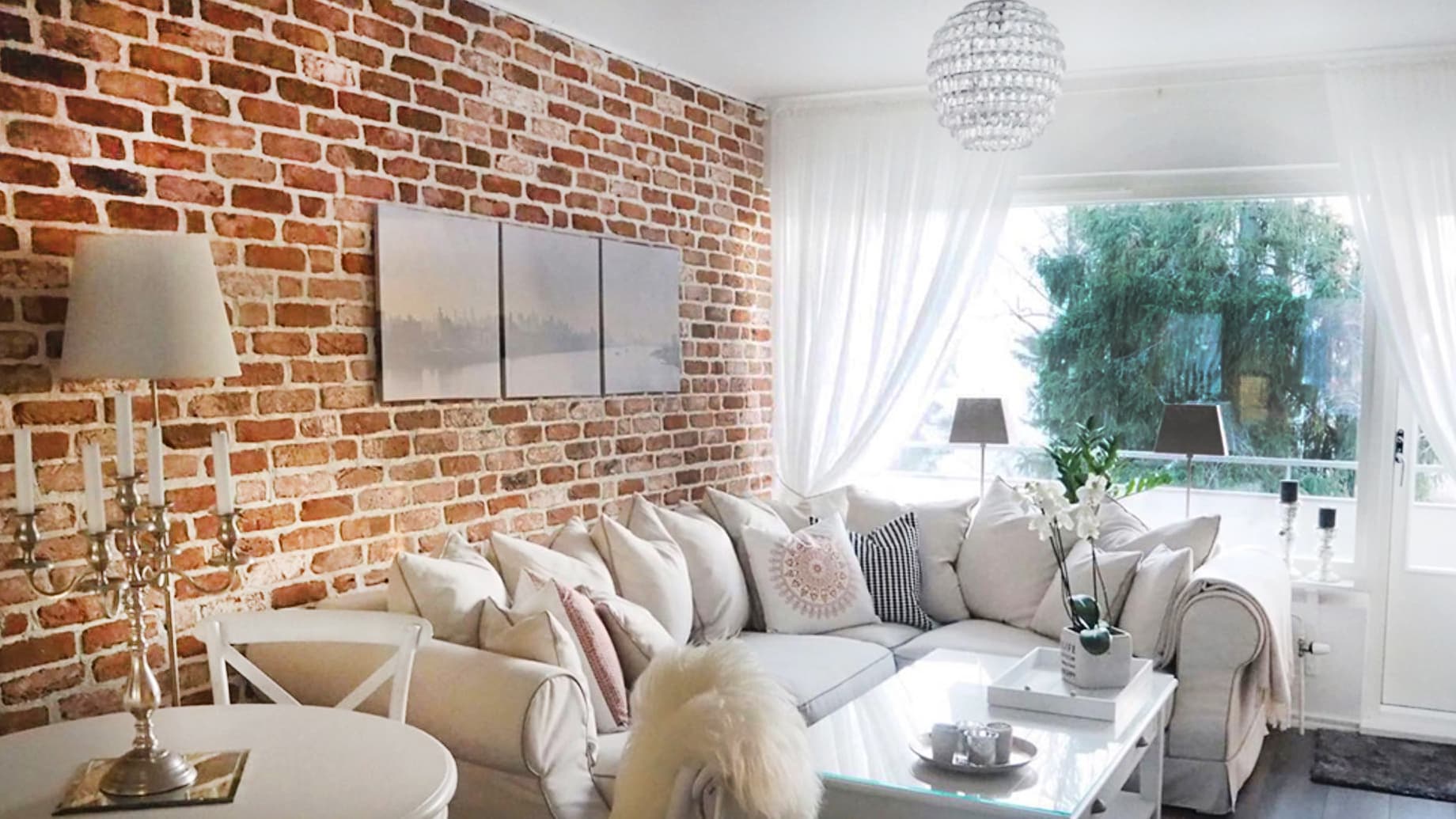 <p data-block-key="rksh4">Sisustustiilien avulla kotia voi muuttaa persoonallisemmaksi päällystämällä seiniä tai seinän osia.</p>