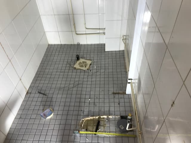 Kylpyhuoneremontti etenee: Lattian mittailua ja purkua