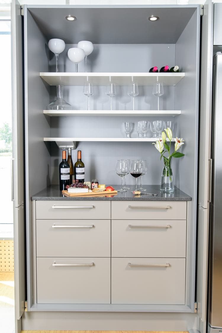 <p data-block-key="5aq8h">Aamiaiskaapin voi sisustaa myös illalliskutsuja varten.</p>