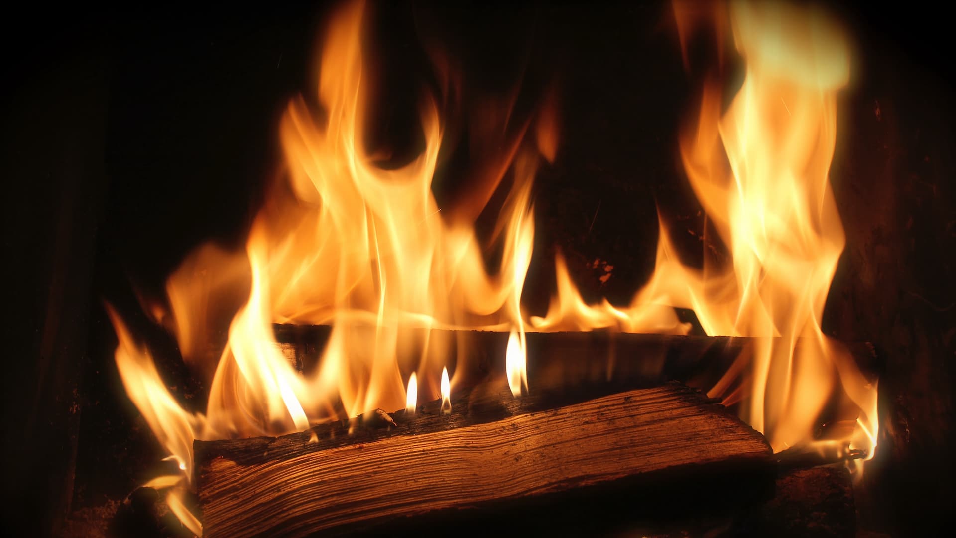 <p data-block-key="jdjxr">Anna puiden kuivua riittävän kauan, jotta puut palavat hyvin.</p>