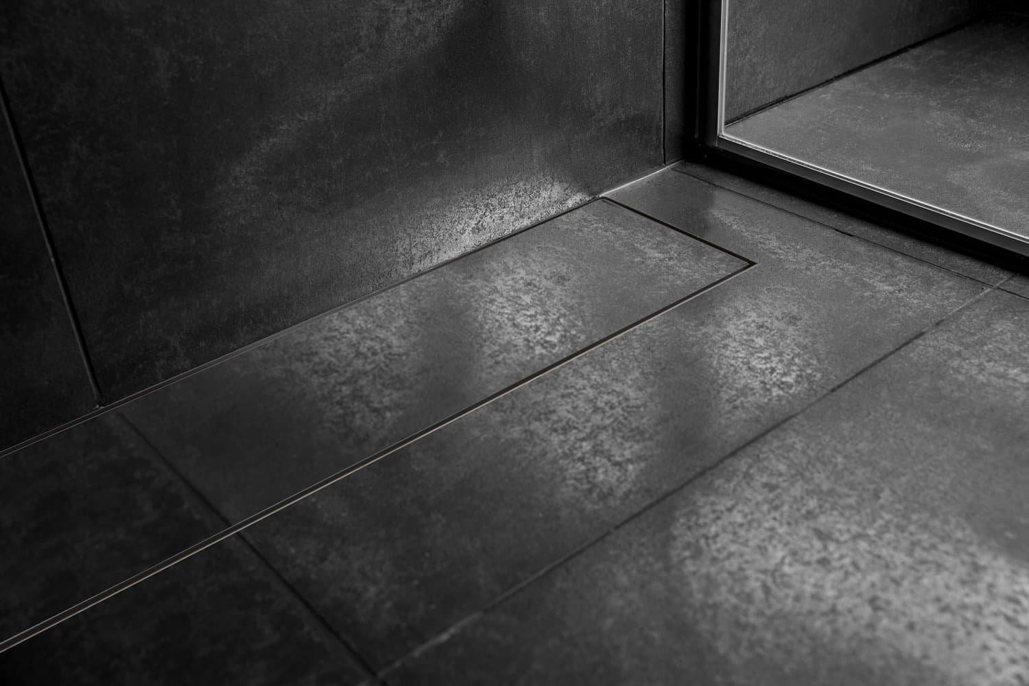 Linjalattiakaivo tuo kylpyhuoneeseen tyyliä ja laatua