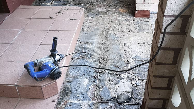 DIY - laatat pois betoniportailta ja maalia tilalle