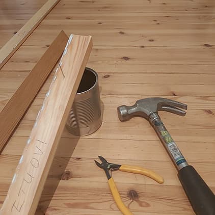 <p data-block-key="1hq2v">...ja vasaralla & pihdeillä naulat irti listoista.</p>