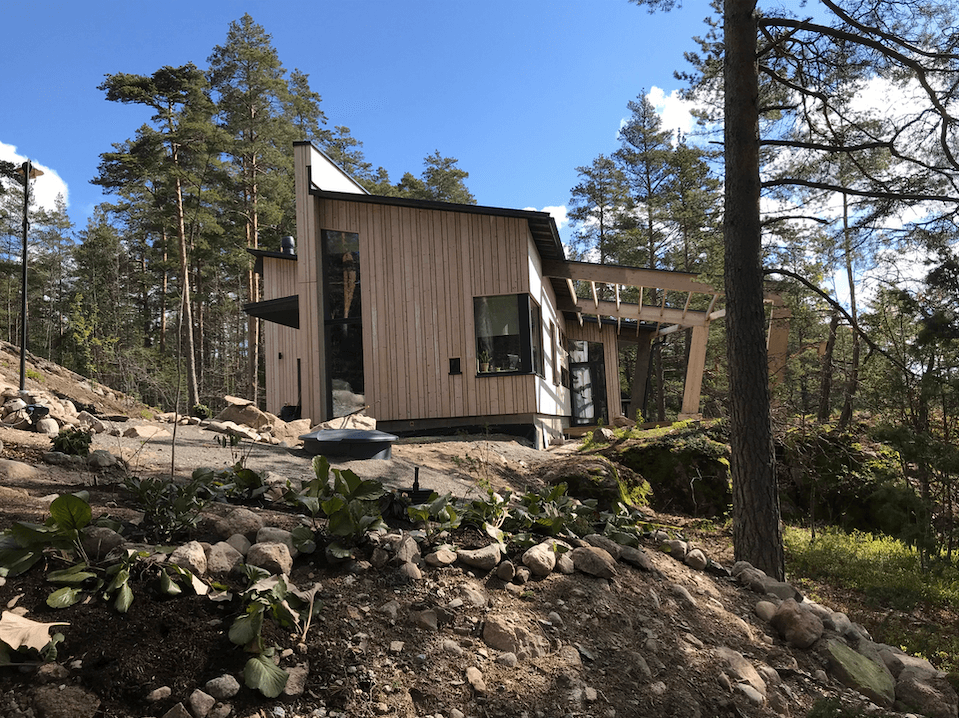 <p data-block-key="o6nt0">"Meillä on rantatontti ja ollaan alle 100 metriä rannasta, niin haettiin teknisesti laadukkaampaa järjestelmää, jota jo tontin kaavakin edellyttää”, toteaa Vestellin jätevesijärjestelmän hankkinut Jari Kauppila.</p>