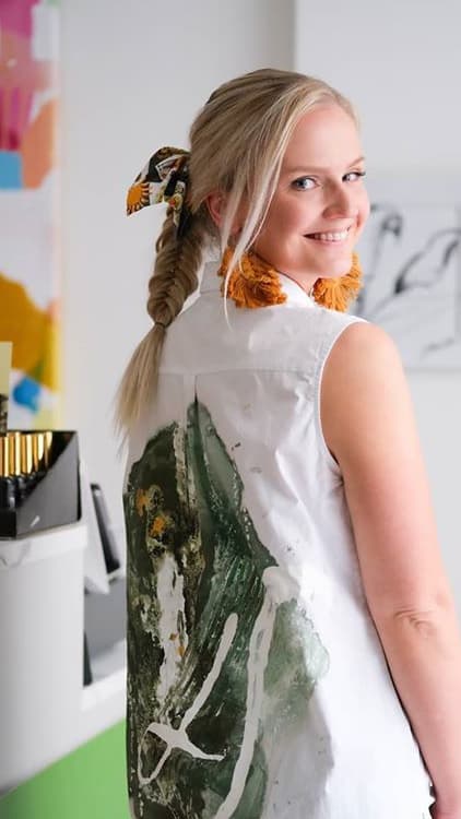 <p data-block-key="haamy">Lotta Sirén esitteli taidettaan Liunen pop up galleriassa Helsingin Kalliossa .</p>