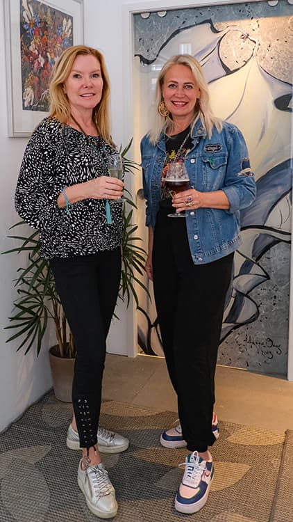 <p data-block-key="mk2q5">Leena Lundell ja Johanna Oras Liunen pop up galleriassa Helsingissä. Taustalla Oraksen taideovi "Rakkauden pyörteissä".</p>