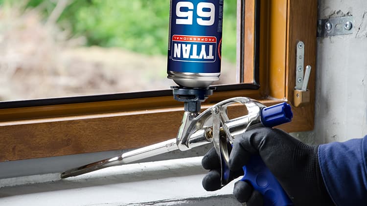 Ikkunoiden ja ovien kiinnitys uretaanilla