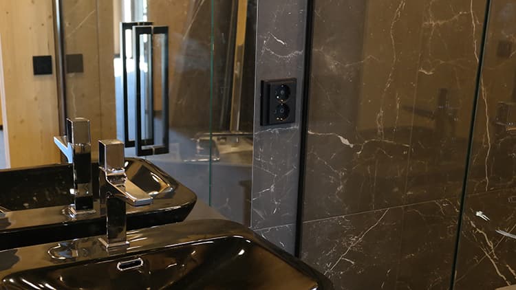 Pistorasiat ja kytkimet