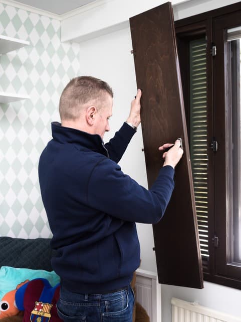 <p data-block-key="7kmxn">Nosta luukku saranoiltaan, jotta poraaminen voidaan tehdä vaakatasossa. Helpoin tapa porata on esimerkiksi tukevan laatikon päällä ulkotiloissa.</p>