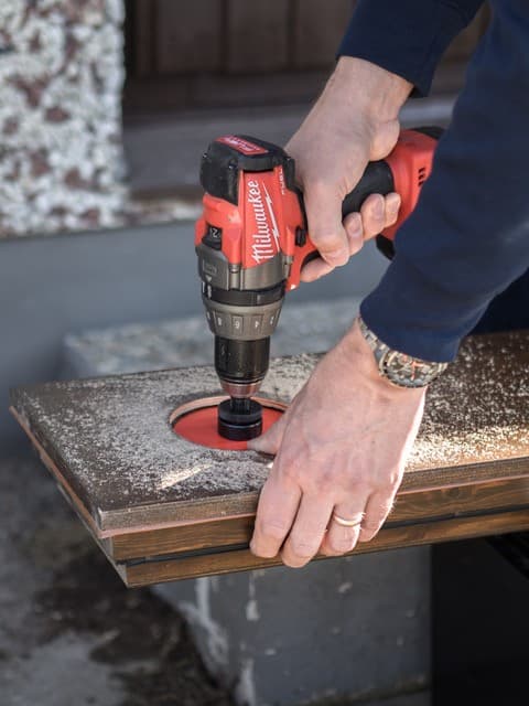 <p data-block-key="o24g2">Seuraa reikäsahan terällä (halk. 105 mm) merkkireikää.</p>