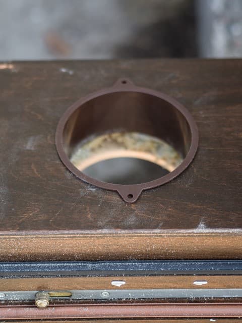 <p data-block-key="ammpa">Kiinnitä vastakappale VKP-100 puuluukun ulkoilman puoleiseen pintaan kahdella ruuvilla.</p>