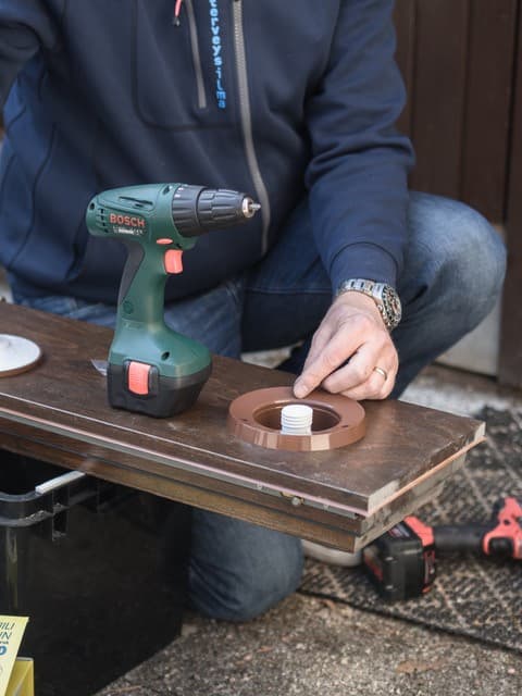 <p data-block-key="s9fqp">Pyöritä venttiililautanen irti venttiilistä vastapäivään kääntämällä ja kiinnitä venttiili kolmella ruuvilla puuluukun huoneen puoleiseen pintaan. Tarkista, että venttiilin tiivisterengas asettuu tiiviisti vastakappaleen sisäpintaan.</p>