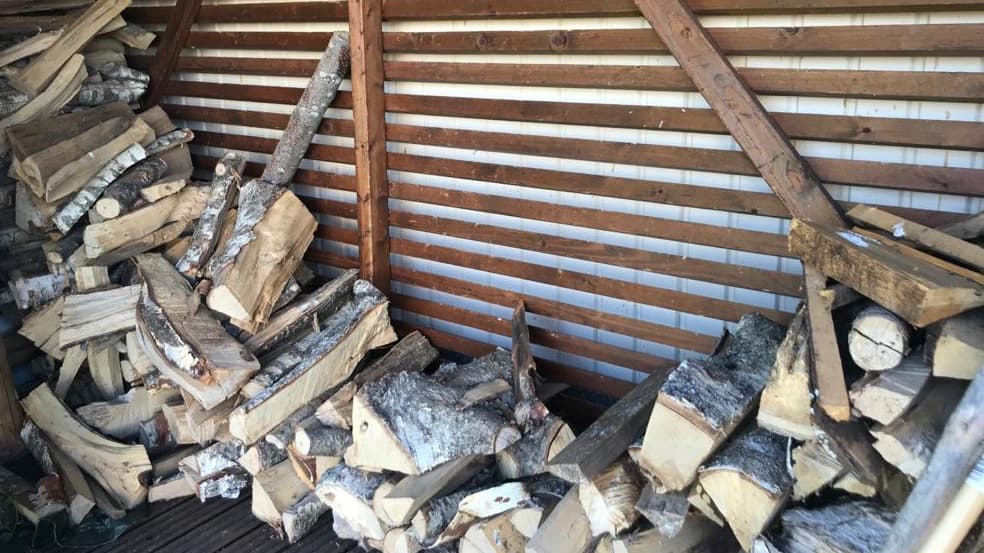 Monesta pihasta löytyy laiton halkopino