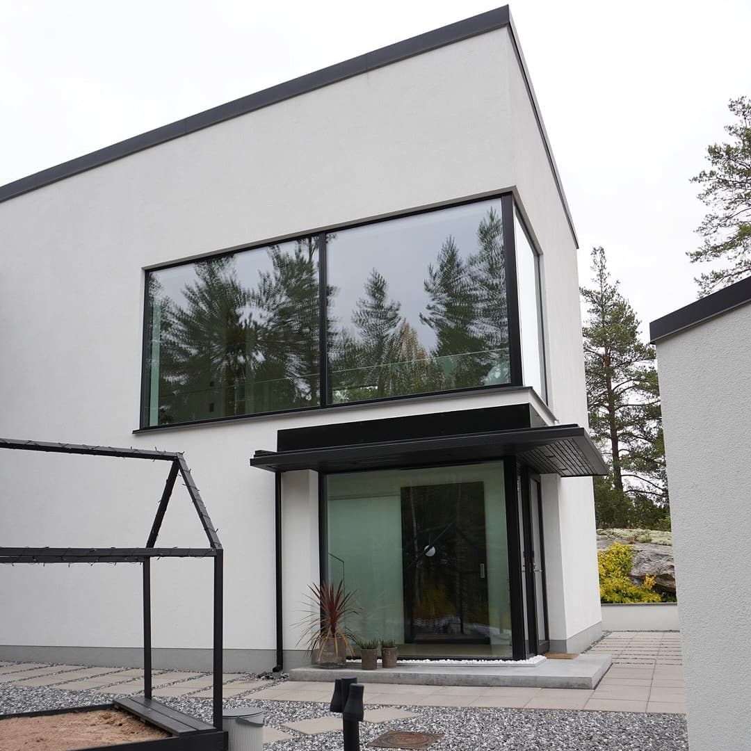 <p data-block-key="1ljm4">Kulmaikkunoiden tavoitteena oli mahdollisimman pelkistetty ja siro lopputulos, jossa valoaukkojen pinta-ala olisi mahdollisimman suuri. / Kuva: Jenna Järvinen, Instagram: @talo_jj</p>