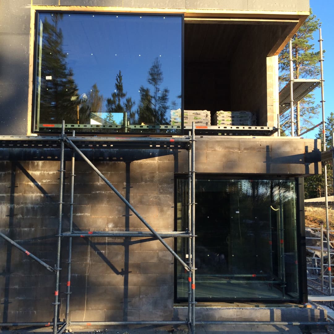 <p data-block-key="kjzz6">Suuret ja painavat ikkunat vaativat erikoisosaamista nosto- ja asennustöiden suhteen. / Kuva: Jenna Järvinen, Instagram: @talo_jj</p>