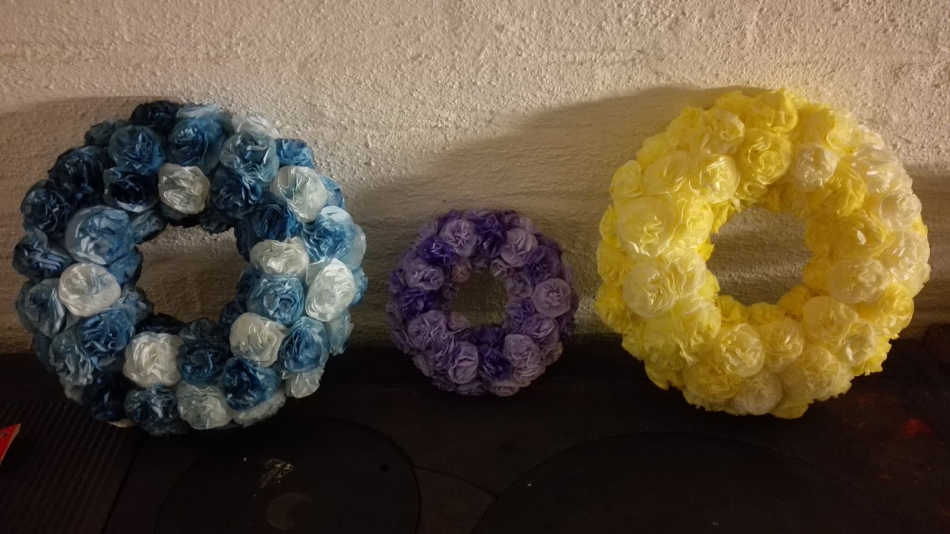 Suodatinpussiruusuista näyttävä kranssi