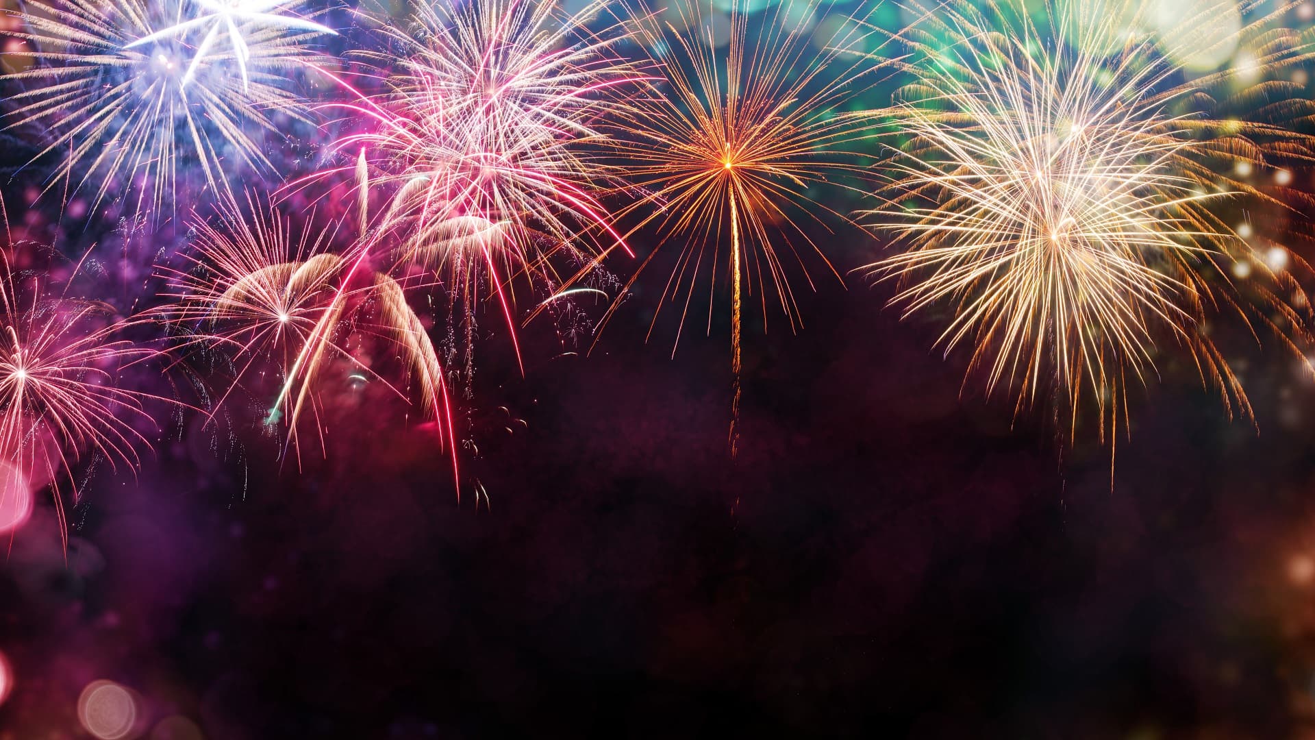 Vuoden vaihde täyttyy räiskeestä, valonvälähdyksistä ja paukkeesta