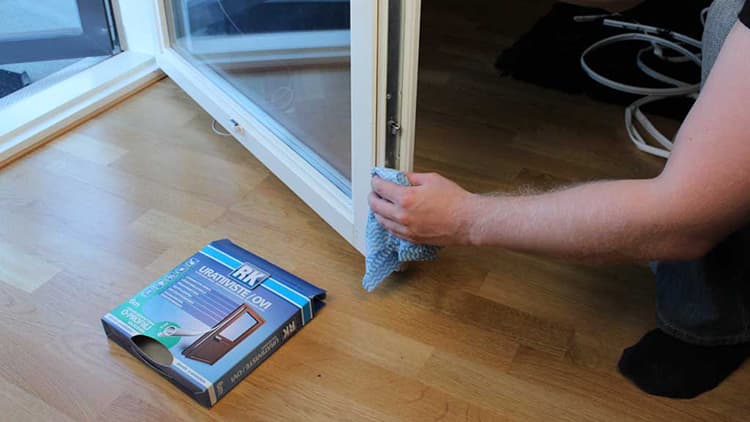 <p data-block-key="7pk5u">3. Kun niitit on poistettu, imuroi uraväli ja puhdista ikkuna / ovi liasta esimerkiksi vedellä tai peruspuhdistusaineella.</p>