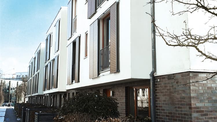 Julkisivupinnoite, joka pitää rapatun julkisivun kuivana ja puhtaana