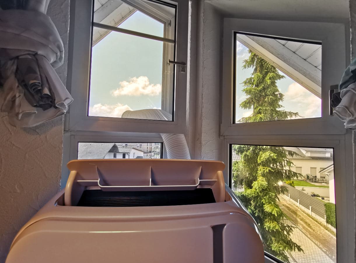 <p data-block-key="0d8dj">Ilmastointilaitteen jäähdytyksessä syntyvä lämmin ilma johdetaan poistoputken kautta ulos esimerkiksi tuuletusikkunasta.</p>