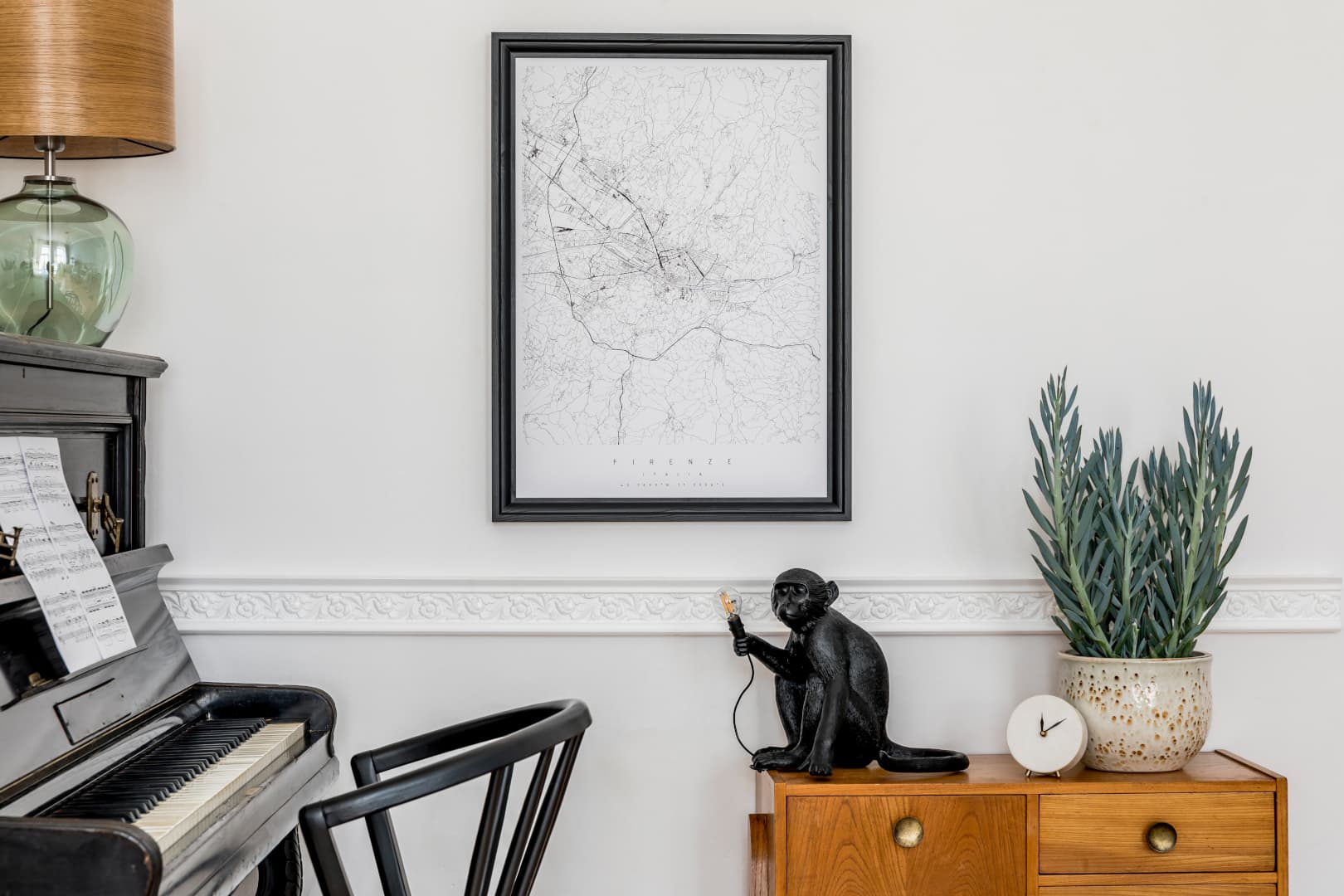 <p data-block-key="gtcp8">Vanhat huonekalut tuovat sisustukselle persoonallisuutta ja hallittu väripaletti pitää kokonaisuuden yhtenäisenä.</p>