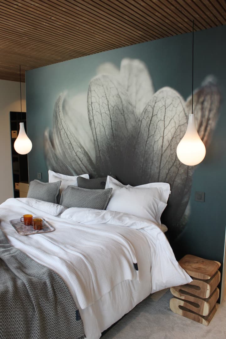 <p data-block-key="9c0mw">Sängyn muhkea petaus ja pehmeä kokolattiamatto tuovat makuuhuoneeseen luksuksen tuntua.</p>