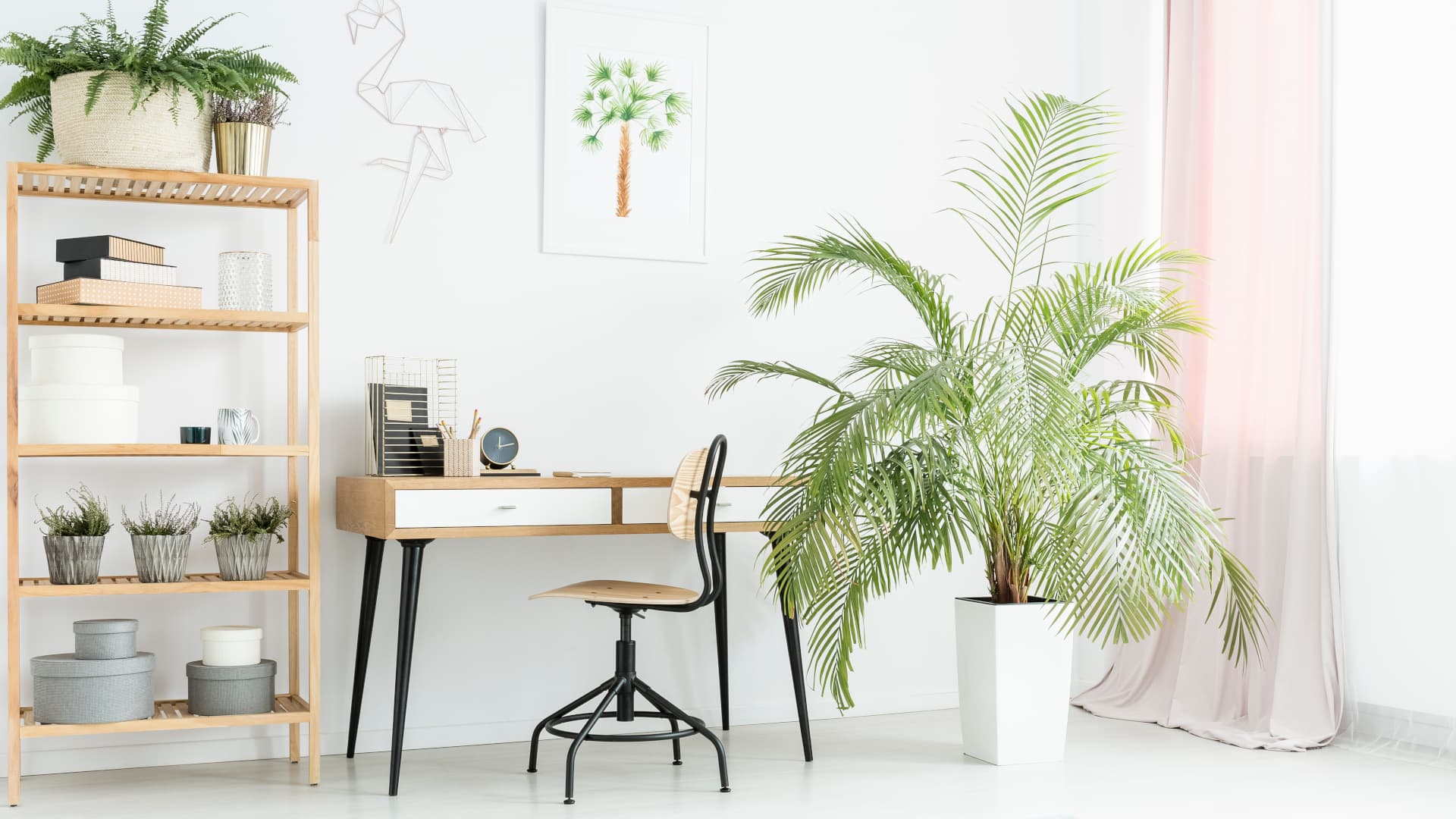 <p data-block-key="oiynm">Etätyöhyvinvoinnin lisääminen on yksi ajankohtaisista asumisen trendeistä. Hiukan kekseliäisyyttä käyttäen palmun alla voi olla työpöydän ääressäkin.</p>