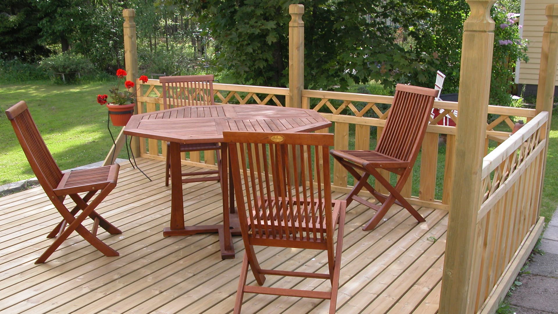 <p data-block-key="fzojl">Terassin laudoitussuunnaksi valittiin kohtisuoraan talon seinästä poispäin. Vanha laatoitus uuden laudoituksen alla johtaa edelleen veden pois perustusten viereltä, alkuperäisen tarkoituksensa mukaisesti. Vankan kehikon päälle olisi voinut kiinnittää myös kyllästetystä puusta valmistettuja pihalaattoja.</p>